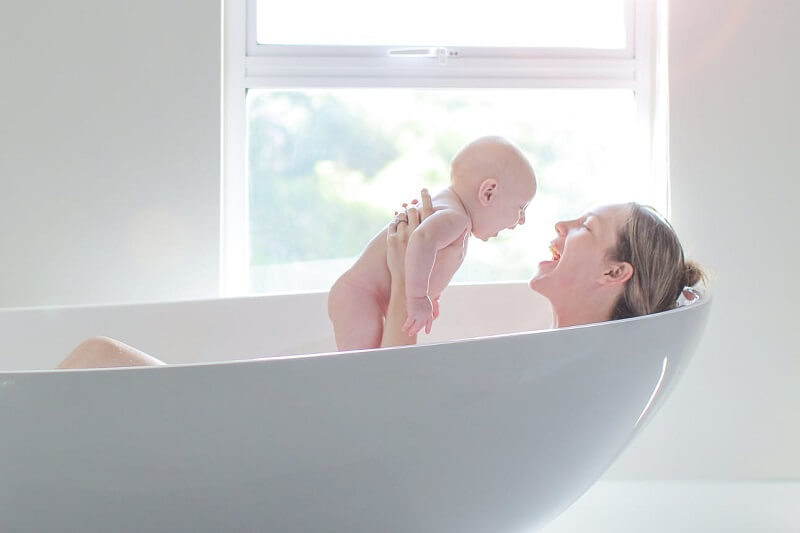 Phụ nữ sau sinh bao lâu thì tắm trắng được? Góc giải đáp