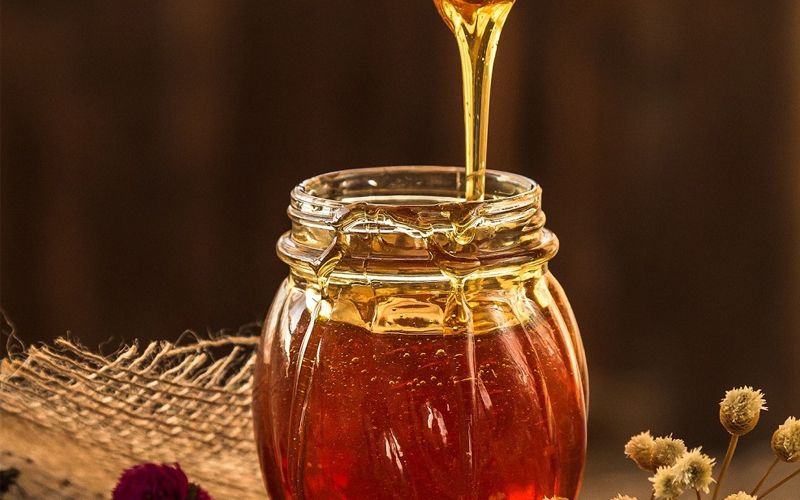 Xóa xăm lông mày bằng mật ong nên thực hiện 2 - 3 lần mỗi tuần