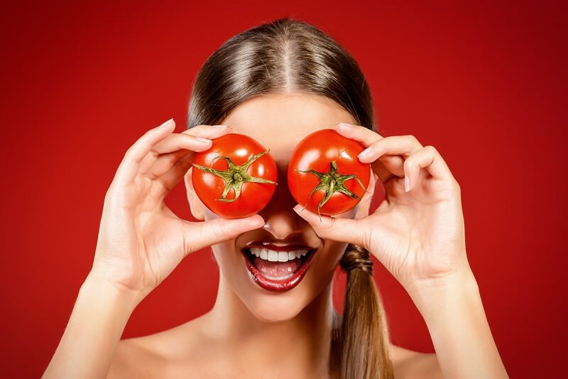 Trước khi sử dụng cà chua đắp mặt, bạn nên ngâm qua nước muối để loại bỏ những chất bảo quản và thuốc trừ sâu