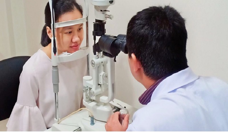 Cách khắc phục hiện tượng nháy mắt phải an toàn và hiệu quả nhất