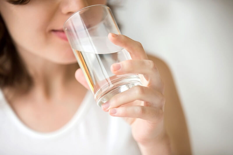Uống nhiều nước giúp da nhanh chóng phục hồi