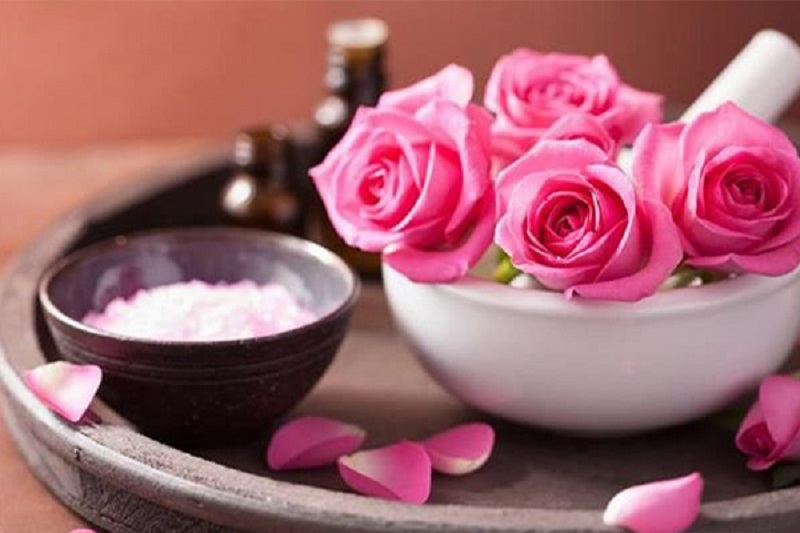 Hoa hồng giúp trị thâm và làm hồng viền môi