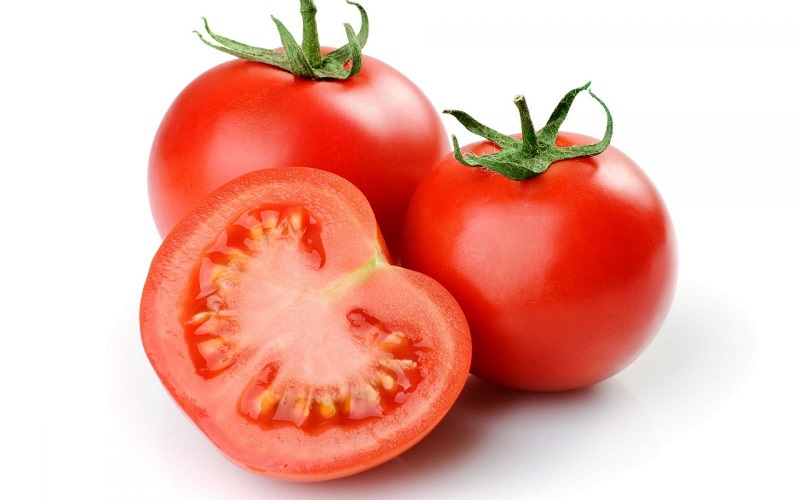 Cà chua cũng có công dụng trị thâm môi hiệu quả