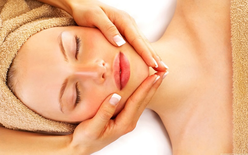 Massage mặt giúp da hấp thụ dưỡng chất dễ dàng hơn