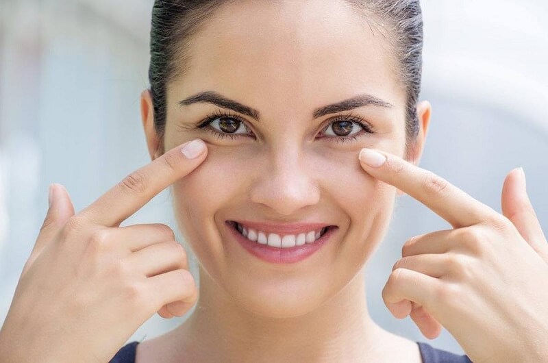 Massage vùng da mắt để xóa thâm quầng và nếp nhăn