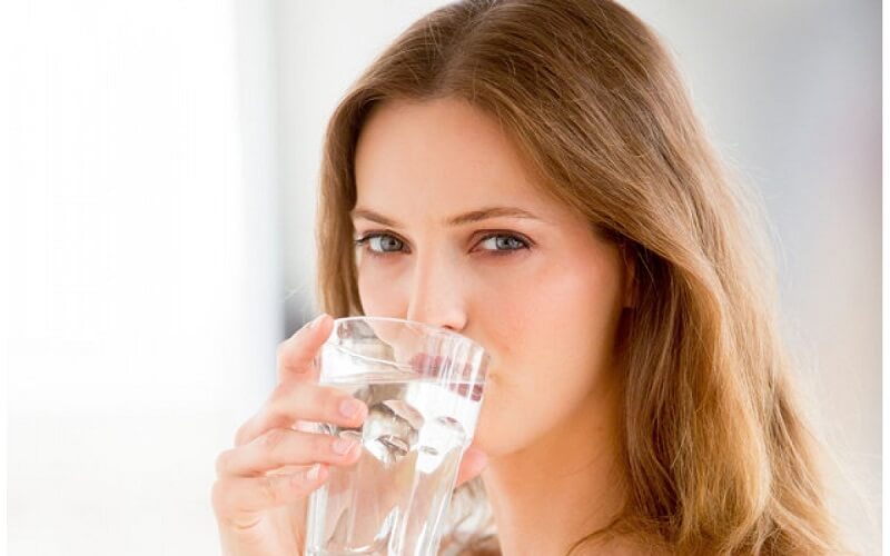 Uống nước có tác dụng gì với da mụn?