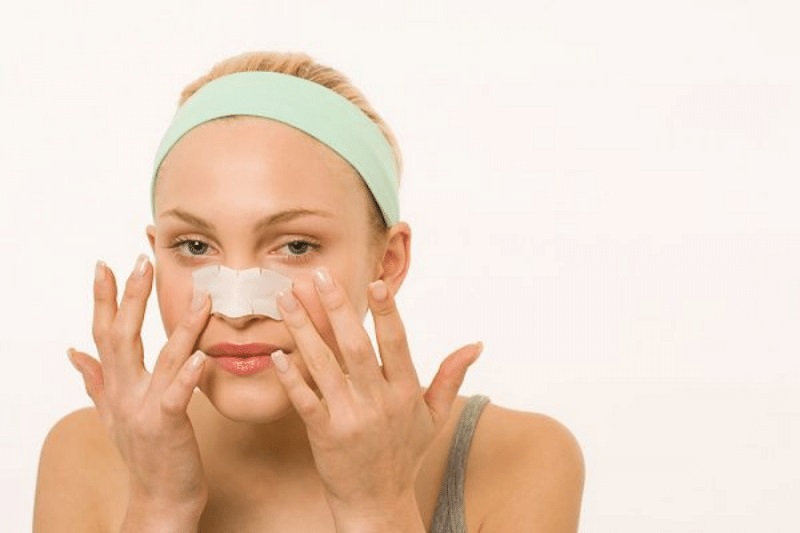 Chăm sóc cẩn thận vùng da sau khi nâng mũi