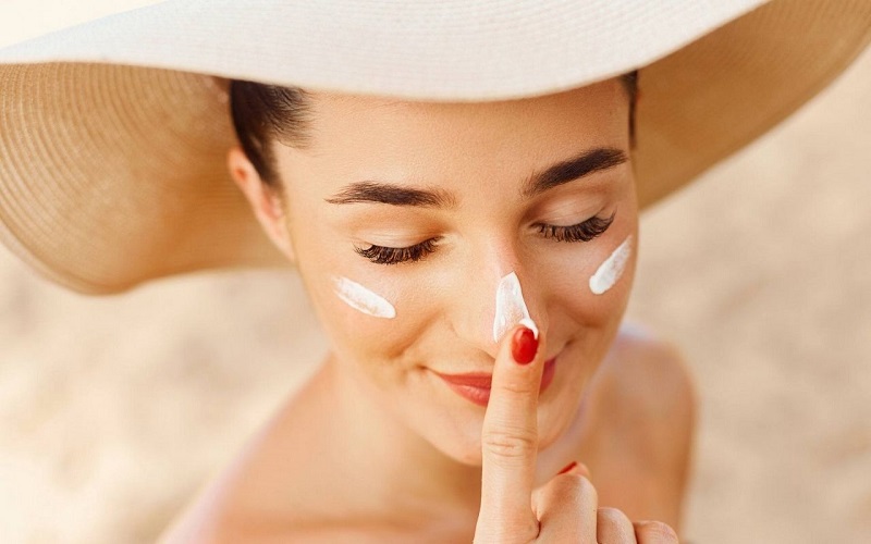 Bôi kem chống nắng là khâu cuối cùng trong các bước skincare ban ngày để tạo lớp hàng rào bảo vệ da tránh khỏi các tác hại từ tia UV