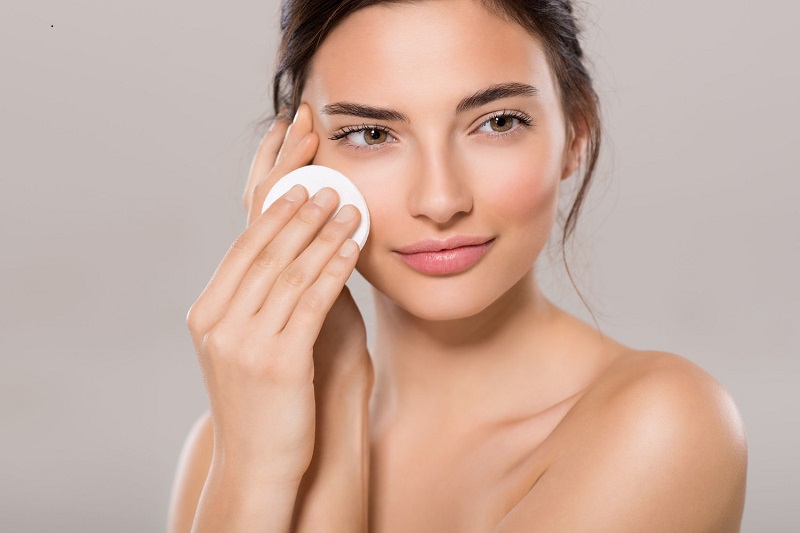 Tẩy trang là một bước cực kỳ quan trọng các bước Skincare cho da dầu mụn nhạy cảm