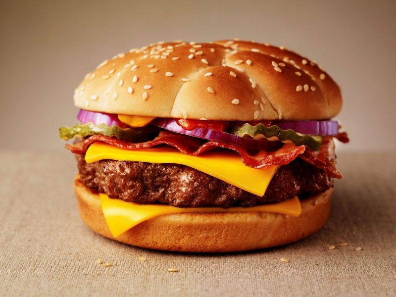 Hamburger bao nhiêu calo? Ăn hamburger có béo không?