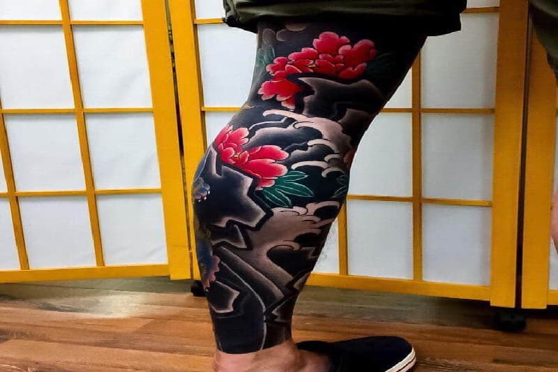 Hình xăm hoa mẫu đơn Nhật cổ trên chân