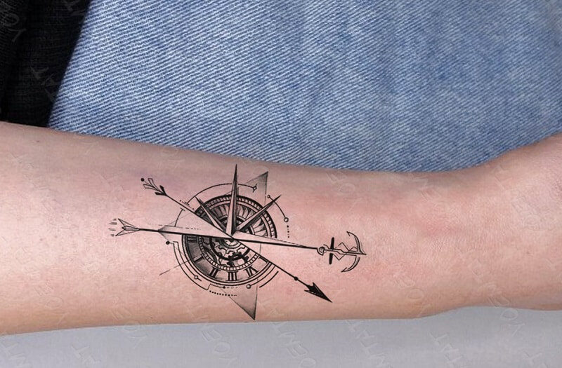 Tattoo la bàn mỏ neo kết hợp mũi tên