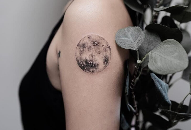 Mặt trăng tròn được tattoo đen trắng trên bắp tay