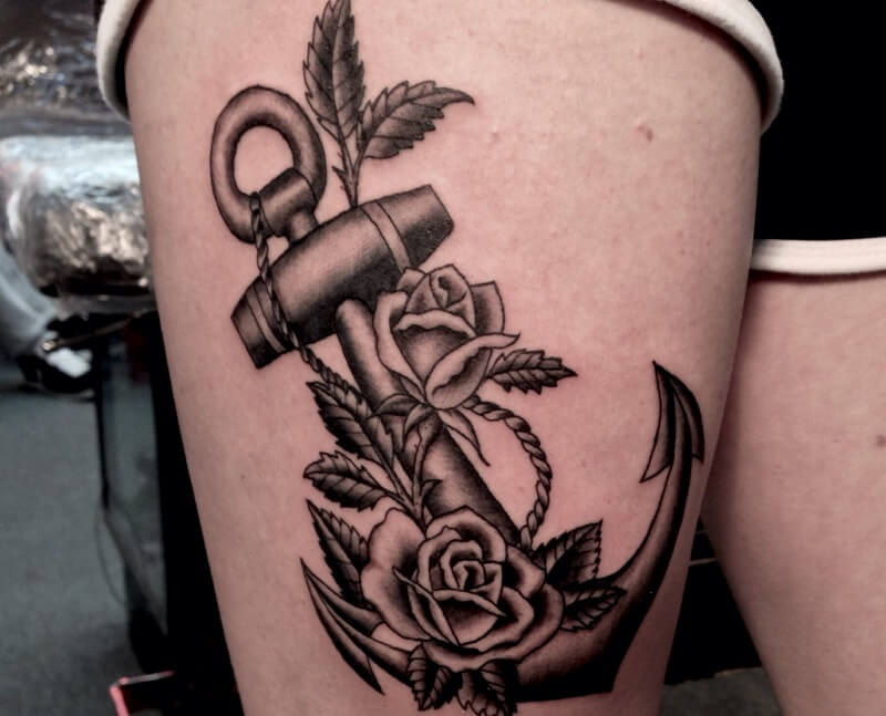 Tattoo mỏ neo hoa hồng ở đùi