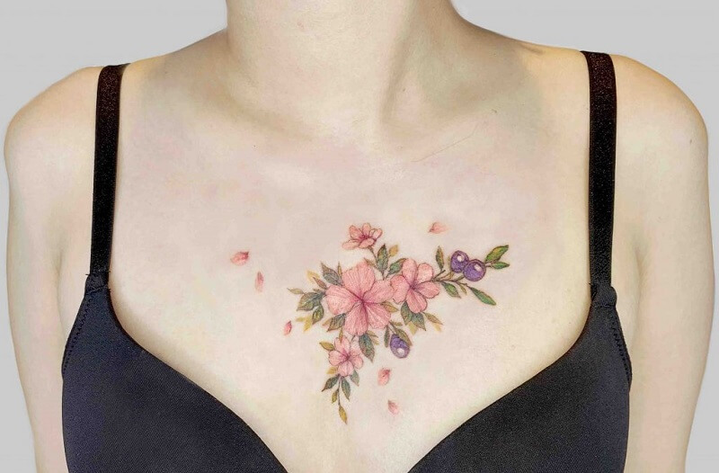 Hình xăm bông hoa ở ngực