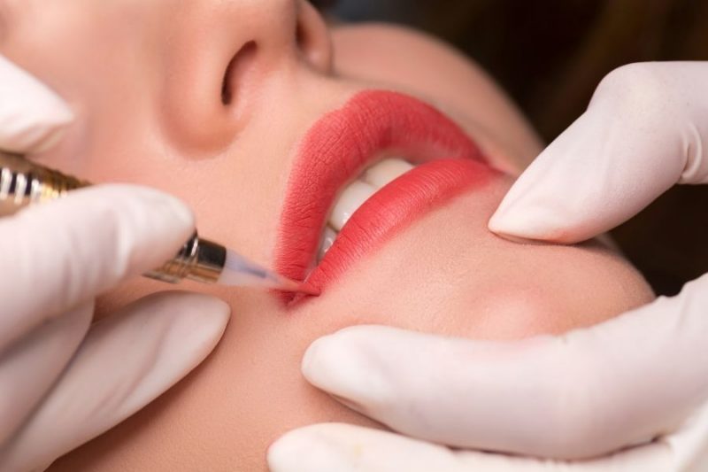 Phun môi bị bong da nhiều lần – Nguyên nhân và cách xử lý