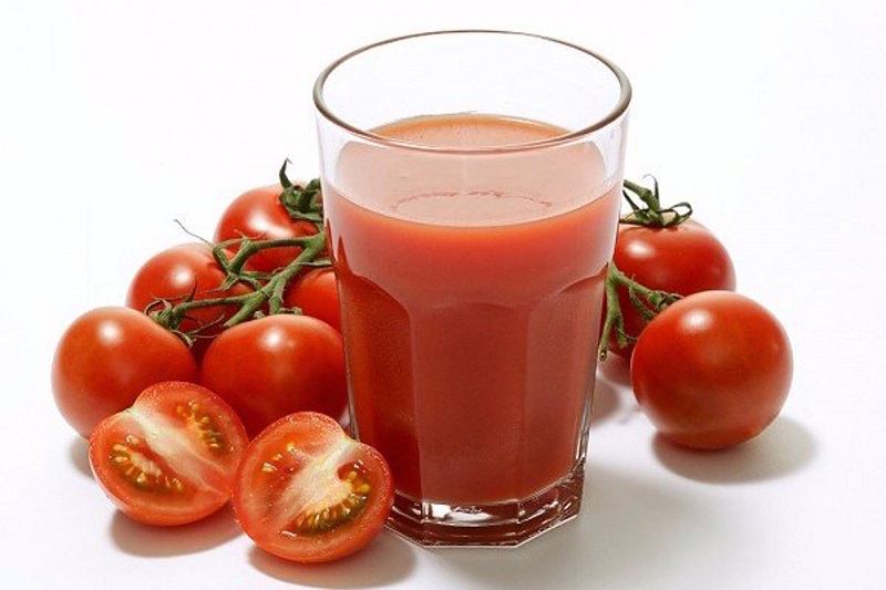 Cà chua chứa rất nhiều chất dinh dưỡng sẽ giúp môi nhanh hồi phục hơn