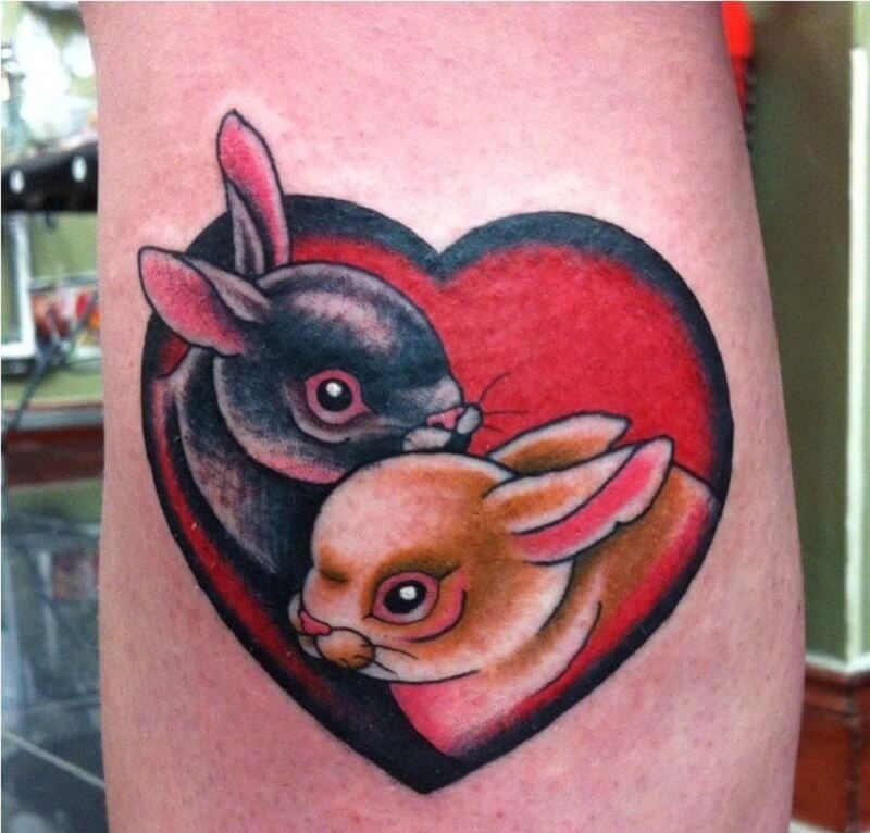 Hình xăm 2 con thỏ trong trái tim