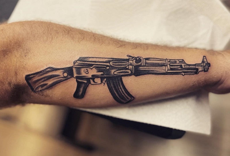 Hình xăm cây súng đẹp trên cánh tay