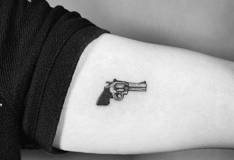 Hình xăm cây súng mini trên tay đẹp