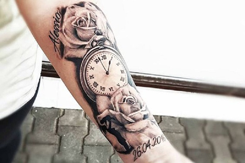 Tattoo 2 hoa hồng cùng chiếc đồng hồ