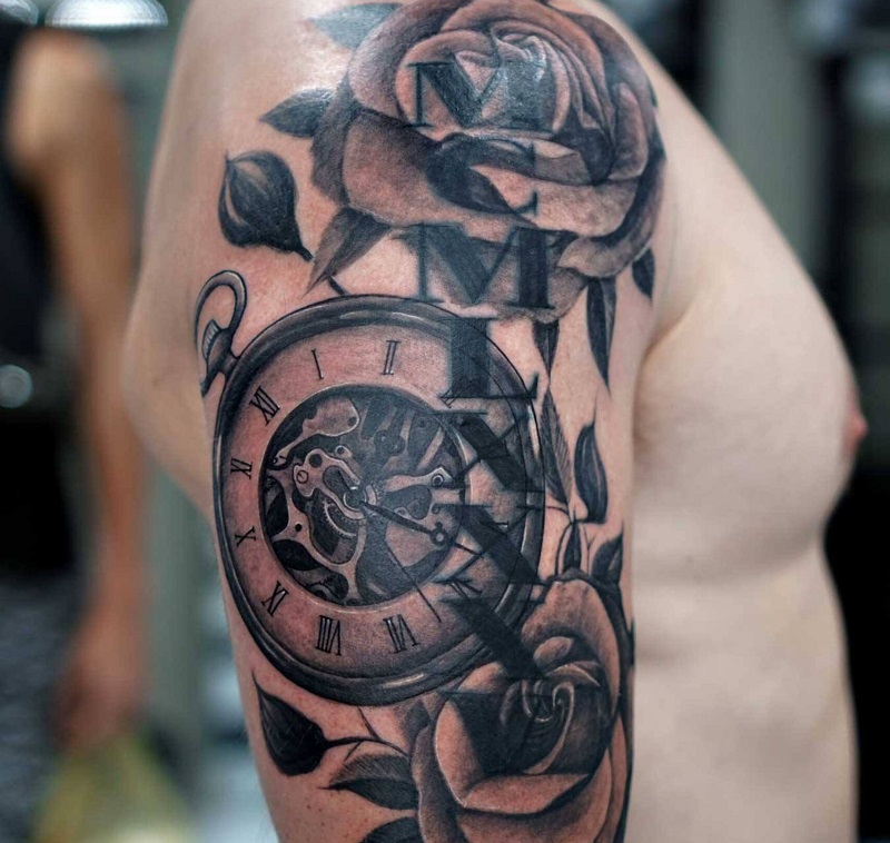 Hình xăm bắp tay đồng hồ cùng hoa hồng đen