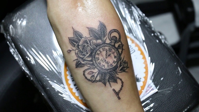 Tattoo mini hoa hồng cùng đồng hồ