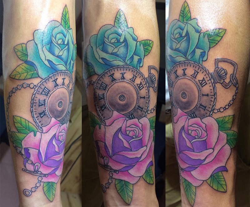 Mẫu tattoo hoa hồng xanh và đồng hồ