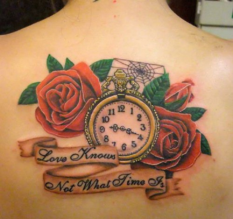 Hình xăm ở sau lưng biểu tượng hoa hồng đỏ và đồng hồ