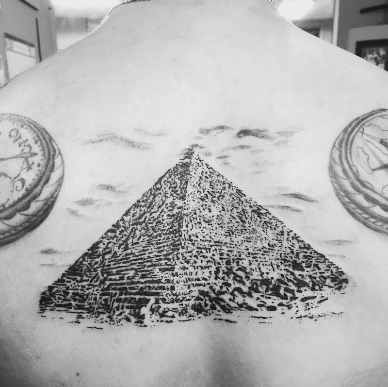 Hình kim tự tháp và đồng hồ ở lưng