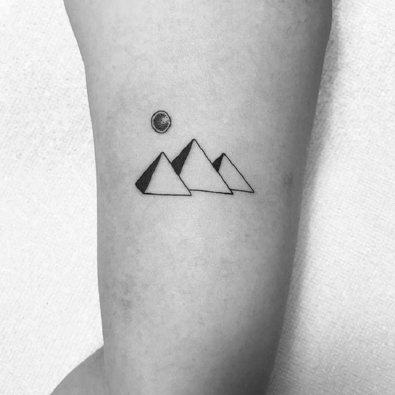 Mẫu tattoo 3 kim tự tháp nối liền nhau