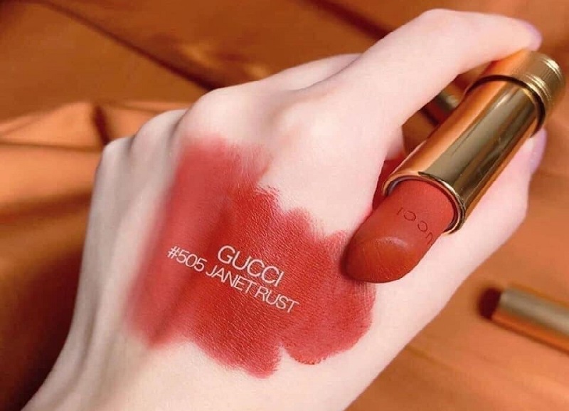 Son Gucci 505 Janet Rust nổi bật với chất son siêu mềm, mịn và mượt trên môi