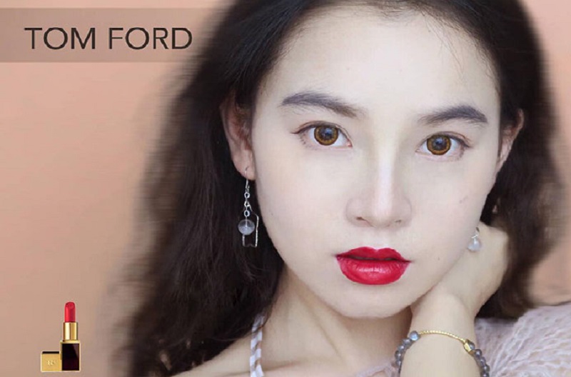 Son Tom Ford 10 đỏ hồng phù hợp với mọi màu da và cách trang điểm