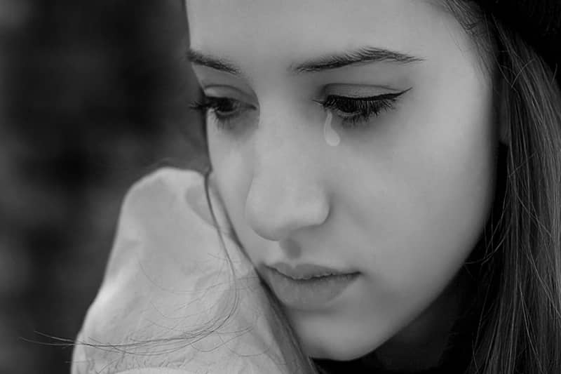 Hãy xem ảnh cô gái khóc và cảm nhận sự đau khổ, tuyệt vọng trong nét mặt của cô ấy. Những giọt nước mắt rơi như mưa, đầy xúc động và cảm nhận được sự đau đớn.