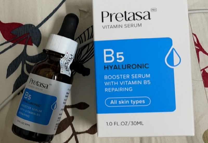 Serum B5 Pretasa có hộp giấy bên ngoài màu trắng, xanh dương