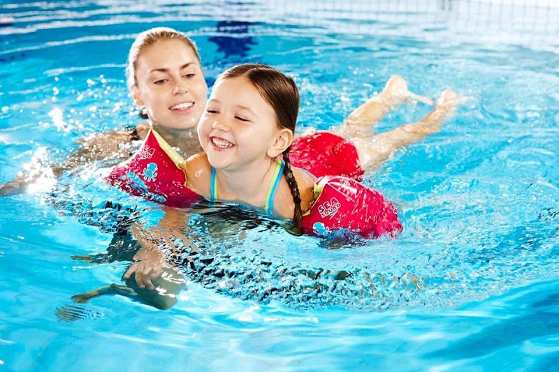 Trẻ em tập bơi lội