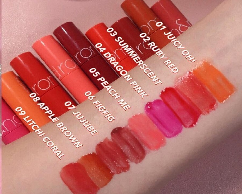 Romand Juicy Lasting Tint có chất son gel tint lỏng, sánh vừa, son lướt trên môi rất em, đi đều và không bị bám nhiều ở rãnh môi.