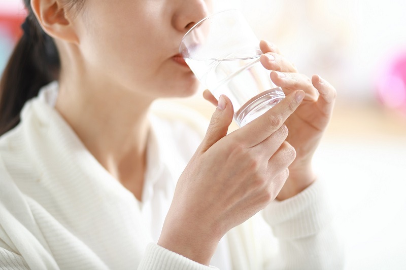 Uống đủ 2 lít nước mỗi ngày để tăng sự đàn hồi cho da, làm lưu thông những chất dinh dưỡng