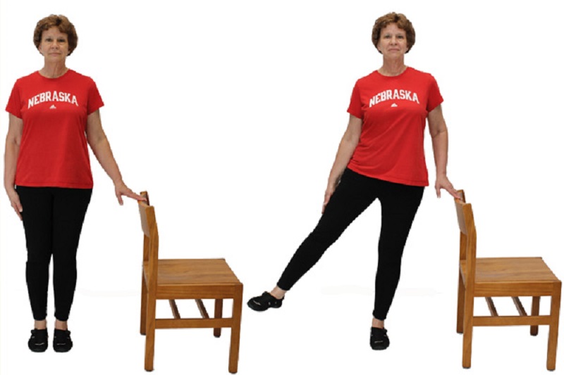 Squat với ghế là bài tập giảm mỡ bụng cho người lớn tuổi đơn giản, dễ dàng và hiệu quả nhất