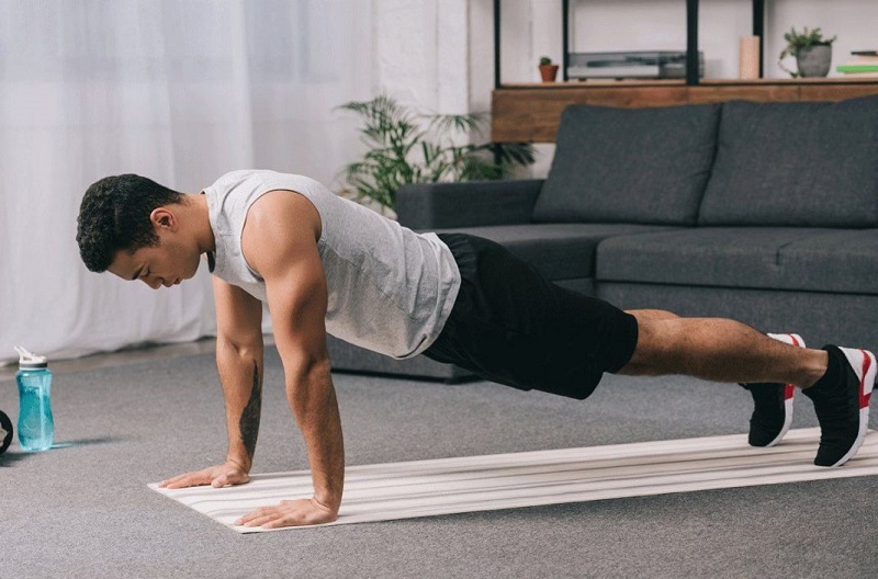 Bài tập Plank hít đất chống tay cũng yêu cầu bạn phải nhanh nhẹn và có sức lực bền