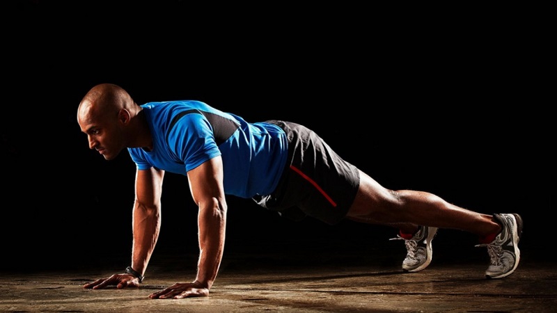 Nhảy hít đất là bài tập Plank giảm mỡ bụng đơn giản, hiệu quả