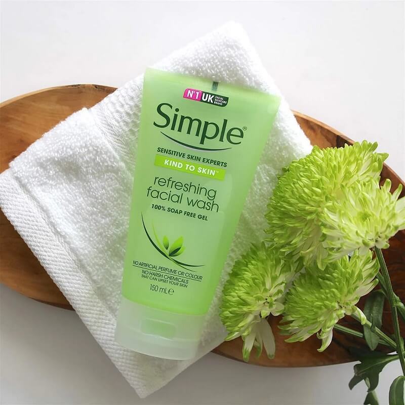 Sữa rửa mặt dạng gel: Simple Kind To Skin Refreshing Facial Wash Gel