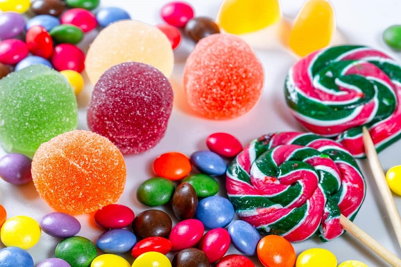 bánh, kẹo ngọt thường chứa rất nhiều hàm lượng calo, đường, bột tinh chế và chất béo