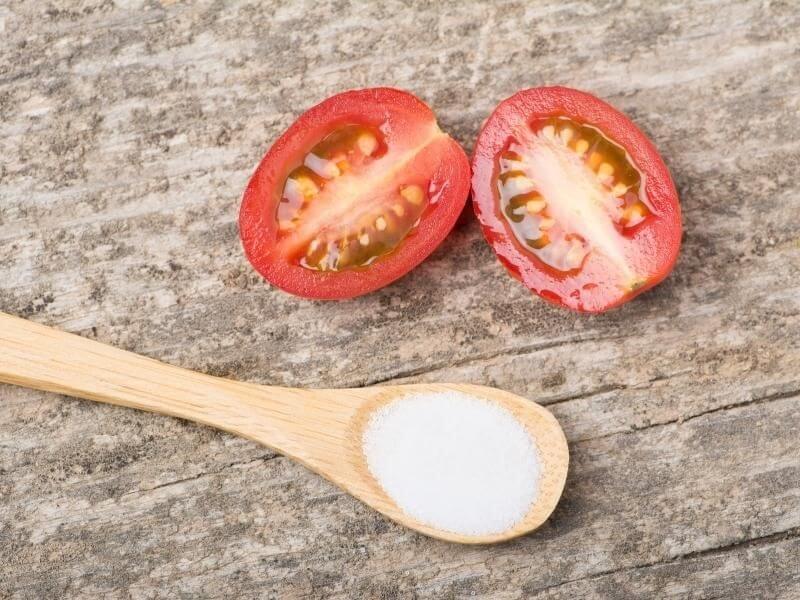 Trị tàn nhang bằng cà chua và muối