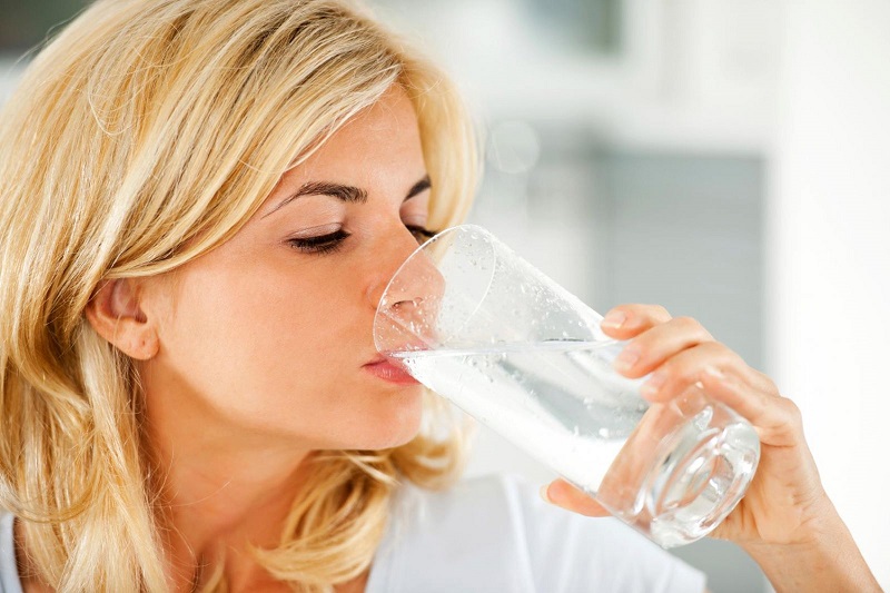 Uống nước thật nhiều khi uống vitamin C trắng da