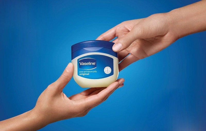 Tháo mi nối đơn giản tại nhà bằng Vaseline