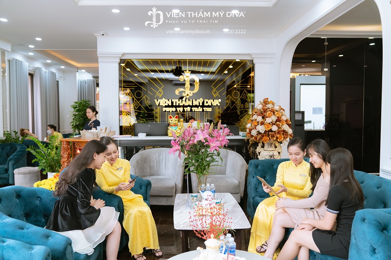 Đông đảo khách hàng nhận lì xì nhan sắc - bắt lộc đầu xuân tại Viện thẩm mỹ DIVA  2