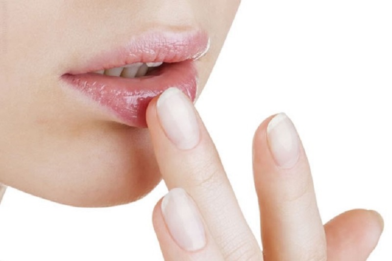 Sử dụng kem trị thâm mép môi