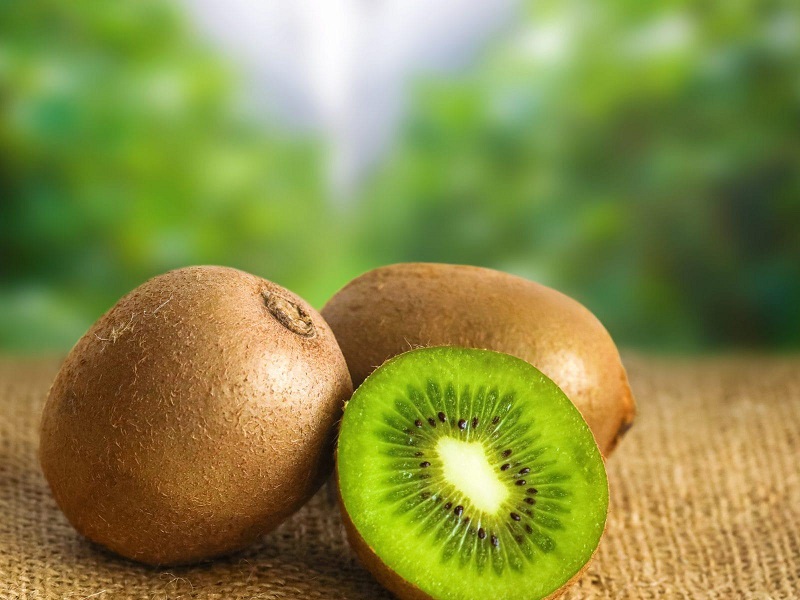 Kiwi chứa hàm lượng lớn chất xơ, vitamin E, C và folate giúp đốt cháy mỡ bụng, giảm kích thước vòng eo nhanh chóng