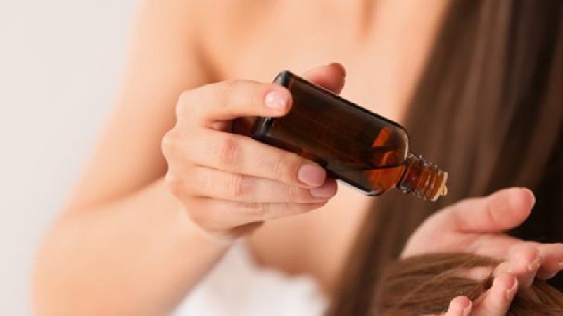 Sử dụng serum cung cấp tinh chất giúp tóc được khỏe khoắn